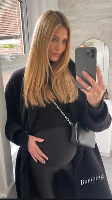 Schöne blonde Preggo