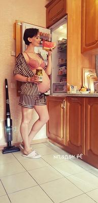 Nicht -nackte Milf schwanger
