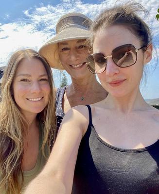 Boobace grand-mère et filles nn pour commentaires
